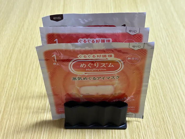 『ステーショナリースタンド』に『めぐりズム　蒸気めぐるアイマスク』を挟んだ画像（撮影：grapeライフハック編集部）