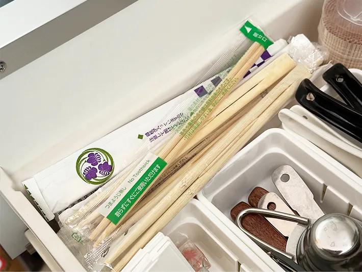 割り箸を収納棚に入れている画像（撮影：grapeライフハック編集部）