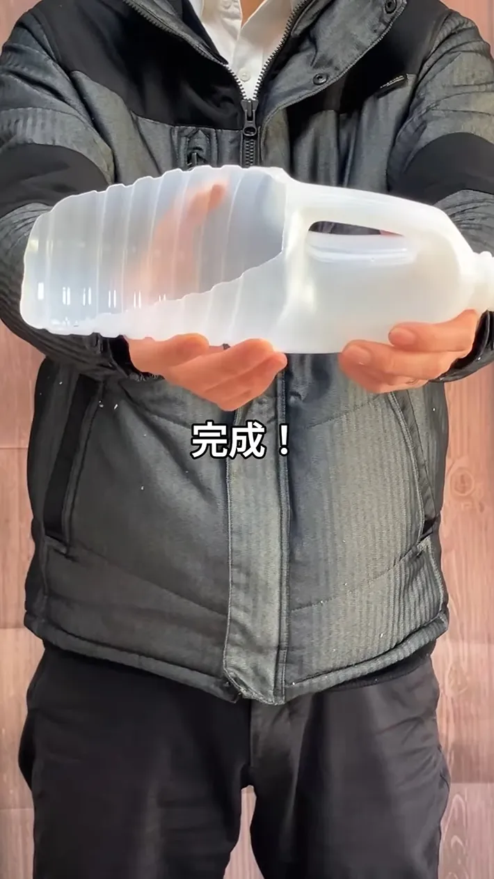 カットしてスコップ型に整えたサラダ油の容器
