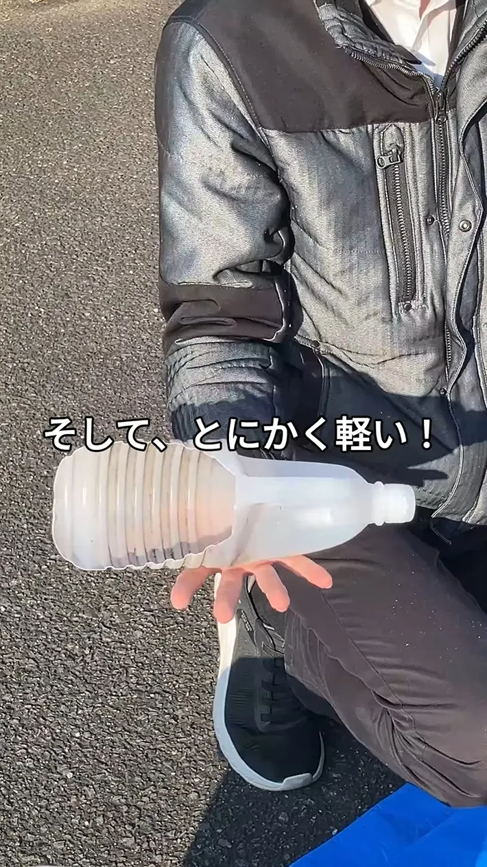 右手に持った、スコップ型のサラダ油容器