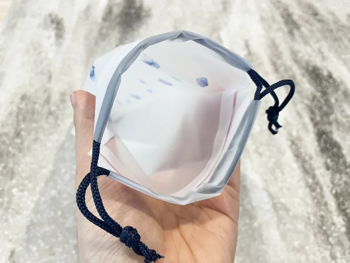 折りたたみ傘巾着ケースの口の写真（撮影：grapeライフハック編集部）