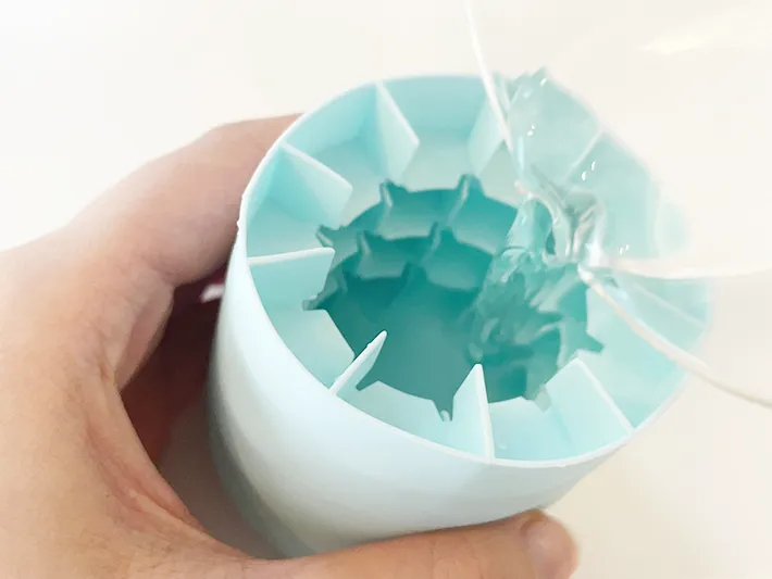 製氷器に水を入れる写真（撮影：grapeライフハック編集部）
