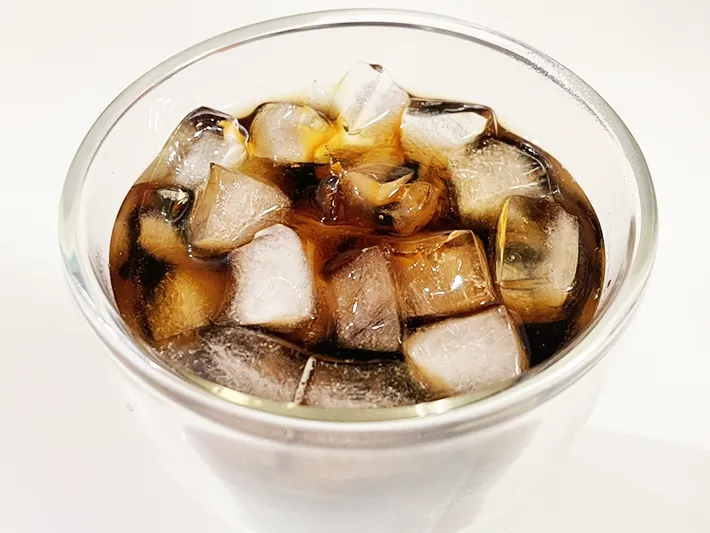 製氷器の氷にドリンクを注いだ写真（撮影：grapeライフハック編集部）