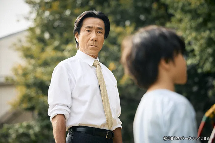 『田鎖ブラザーズ』に出演する岸谷五朗が写る場面写真