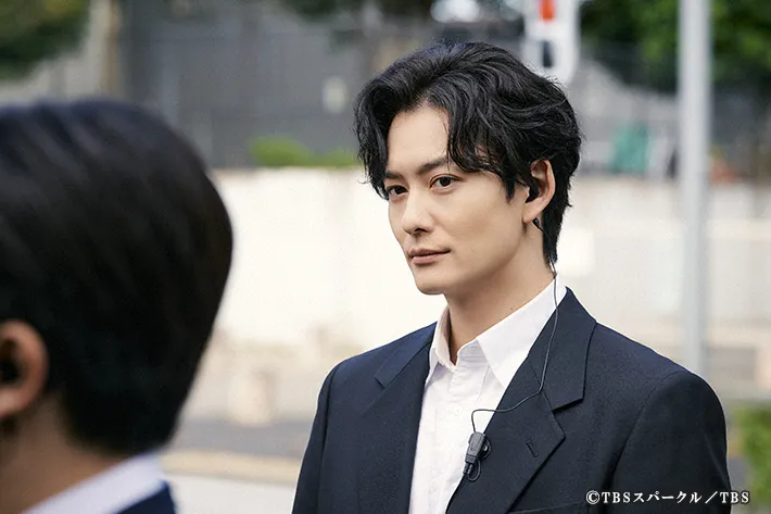 『田鎖ブラザーズ』に出演する岡田将生さんが写る場面写真