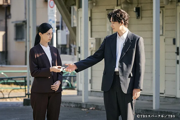 『田鎖ブラザーズ』に出演する岡田将生さんと中条あやみさんが写る場面写真