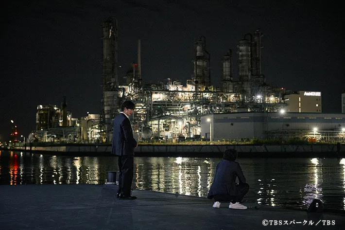 『田鎖ブラザーズ』に出演する岡田将生さんと染谷将太さんが写る場面写真