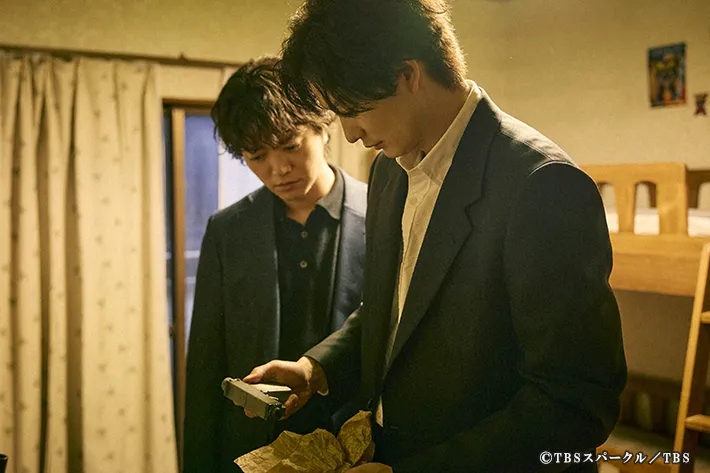 『田鎖ブラザーズ』に出演する岡田将生さんと染谷将太さんが写る場面写真