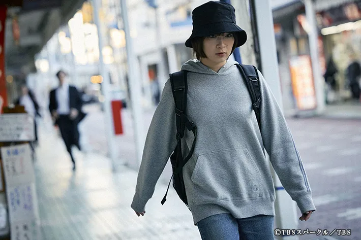 『田鎖ブラザーズ』に出演する石川瑠華さんが写る場面写真