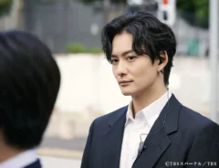 『田鎖ブラザーズ』に出演する岡田将生さんが写る場面写真
