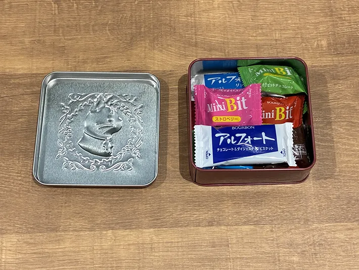お菓子を入れた缶（撮影：grapeライフハック編集部）