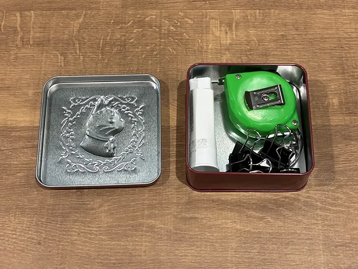 文房具をまとめて入れた缶（撮影：grapeライフハック編集部）