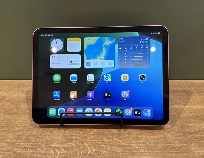 ワイヤースタンドでタブレットスタンド（撮影：grapeライフハック編集部）
