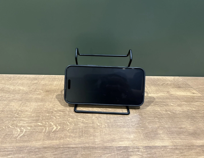 ワイヤースタンドでスマホスタンド（撮影：grapeライフハック編集部）