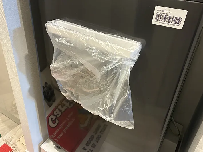 ビニール袋をかけたタオルバー（撮影：grapeライフハック編集部）