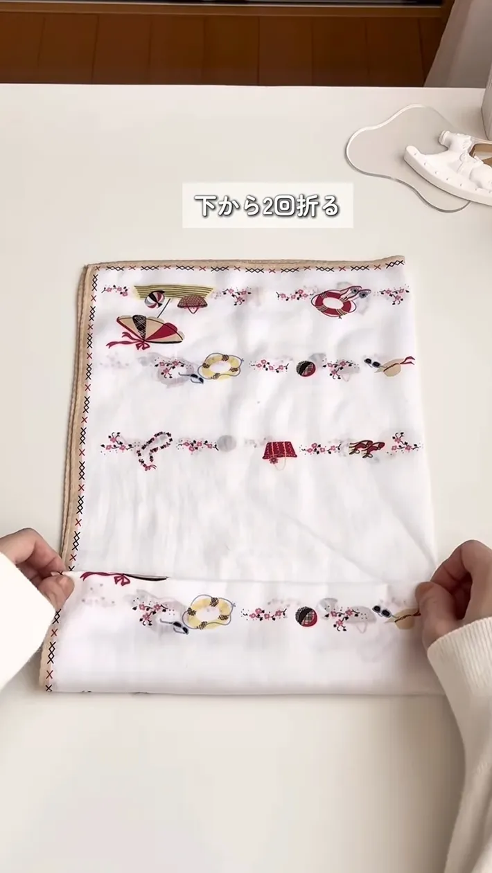 ハンカチを下から折る場面