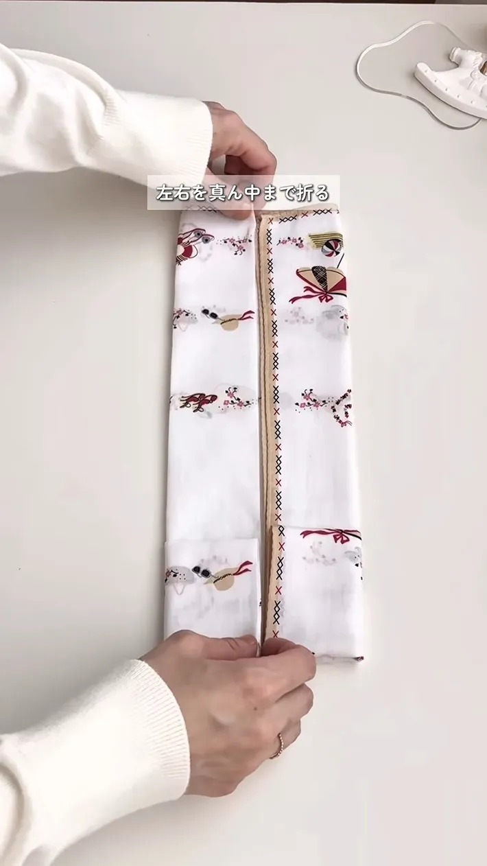 中央に合わせて折ったハンカチ