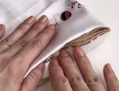 余ったハンカチの先端をポケットに差し込む場面