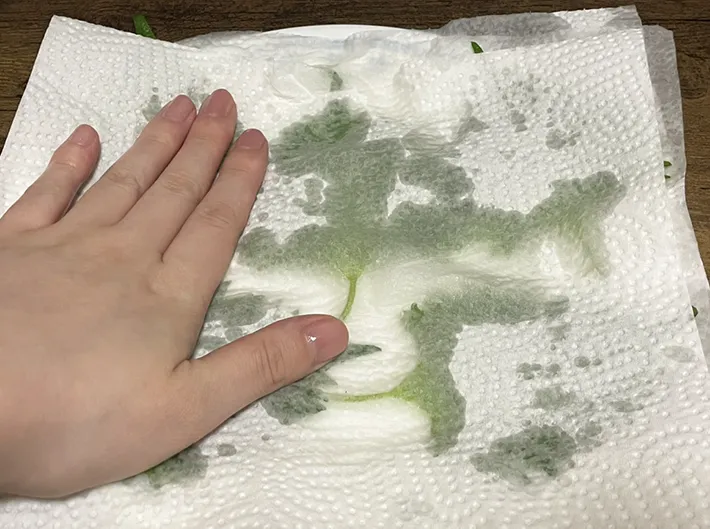 大葉の水気を取る写真（撮影：grapeフード編集部）