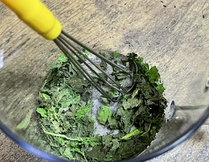 大葉を砕いた写真（撮影：grapeフード編集部）