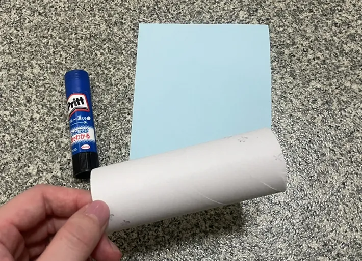トイレットペーパーに色紙を貼る写真（撮影：grapeライフハック編集部）