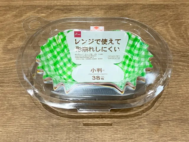 おかずカップを机に置いた場面（撮影：grapeライフハック編集部）