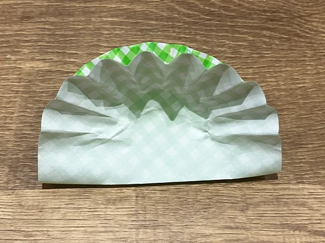 おかずカップを折った場面（撮影：grapeライフハック編集部）