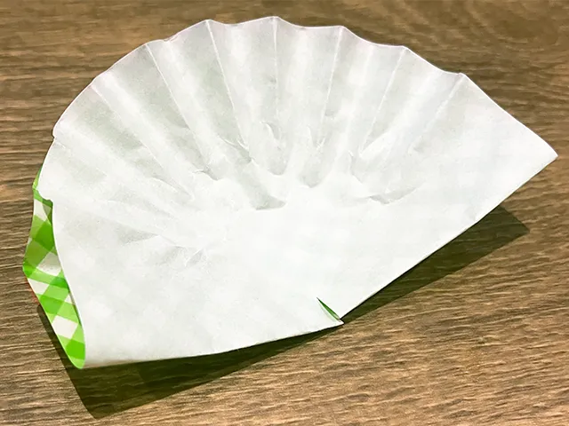 おかずカップに切り込みを入れた場面（撮影：grapeライフハック編集部）