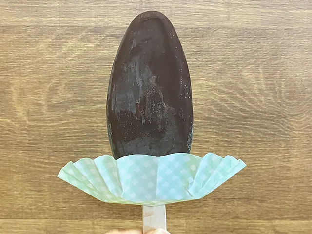 おかずカップに棒アイスを差した場面（撮影：grapeライフハック編集部）