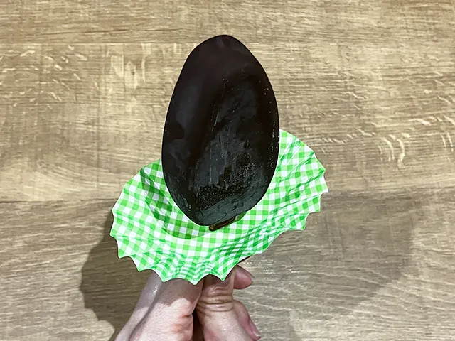 おかずカップに棒アイスを差した場面（撮影：grapeライフハック編集部）