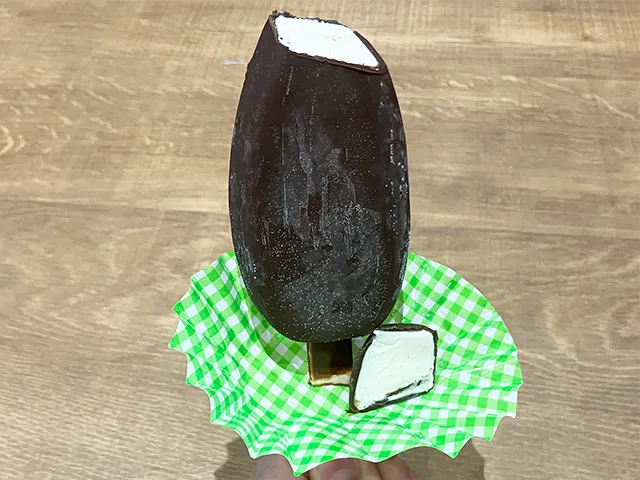 おかずカップに棒アイスを差し、アイスが溶けた場面（撮影：grapeライフハック編集部）