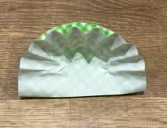 おかずカップを折った場面（撮影：grapeライフハック編集部）