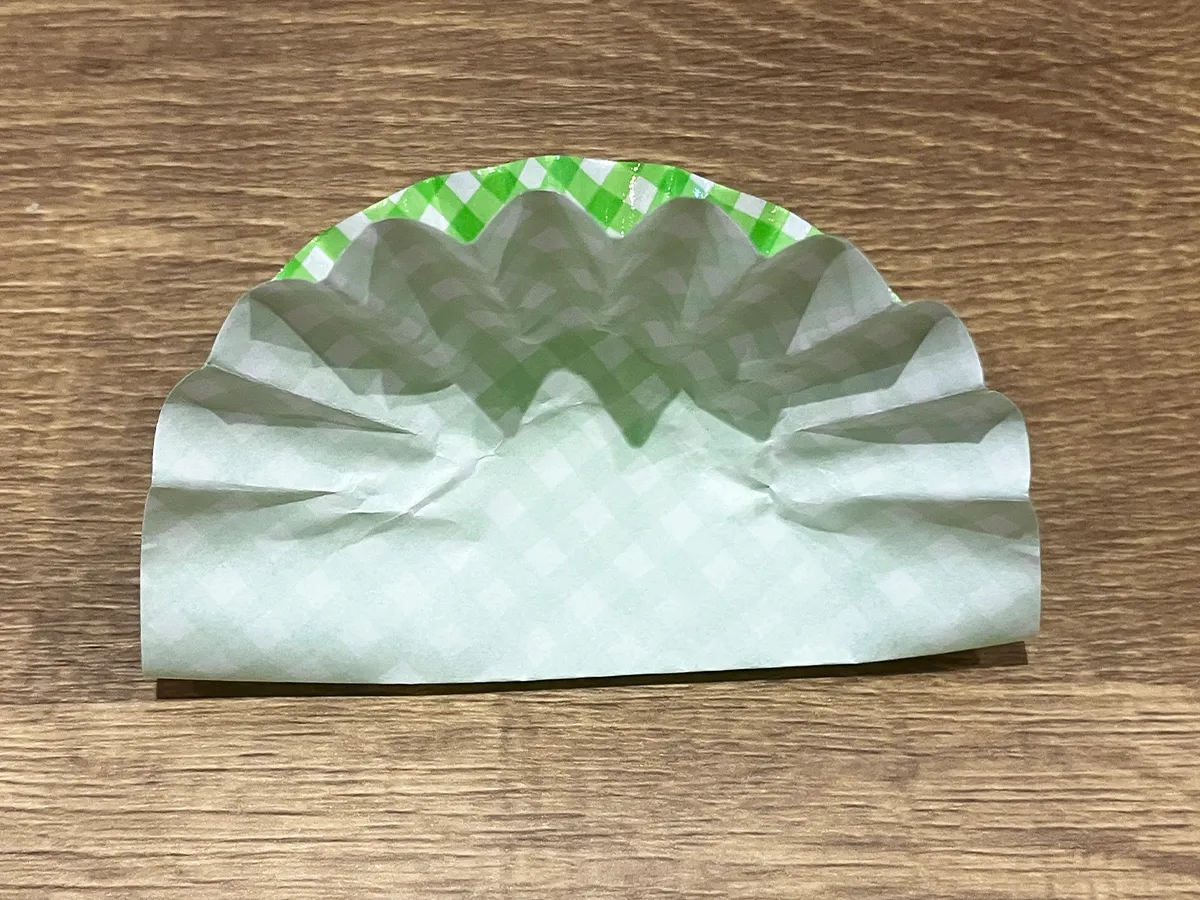 おかずカップを折った場面（撮影：grapeライフハック編集部）
