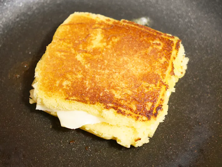 『しっとり食感のたまご蒸しパン』を焼く（撮影：grapeフード編集部）