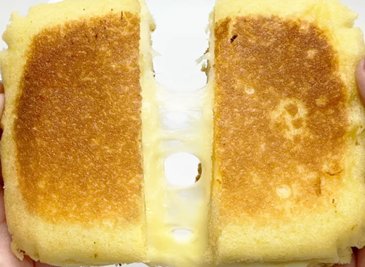 『しっとり食感のたまご蒸しパン』を焼く（撮影：grapeフード編集部）