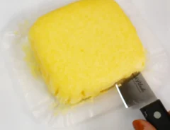 『しっとり食感のたまご蒸しパン』を切る（撮影：grapeフード編集部）