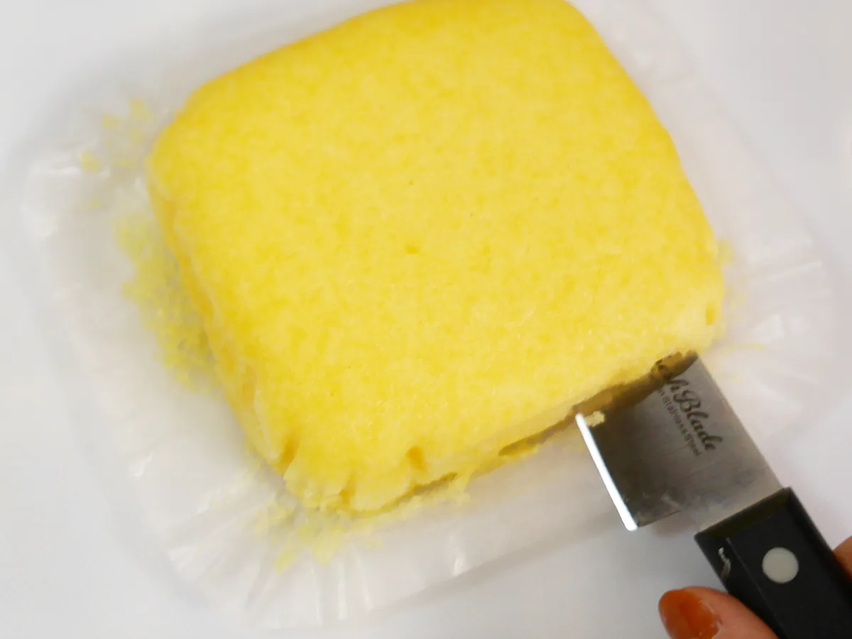 『しっとり食感のたまご蒸しパン』を切る（撮影：grapeフード編集部）