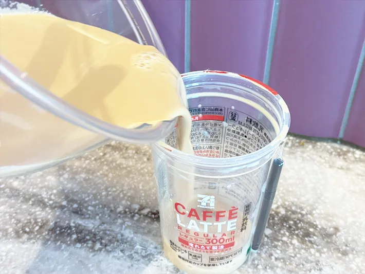カフェラテをそそぐ（撮影：grapeフード編集部）