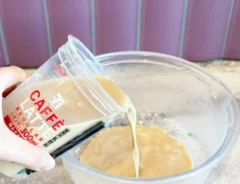 ゼラチンとカフェラテを混ぜる（撮影：grapeフード編集部）