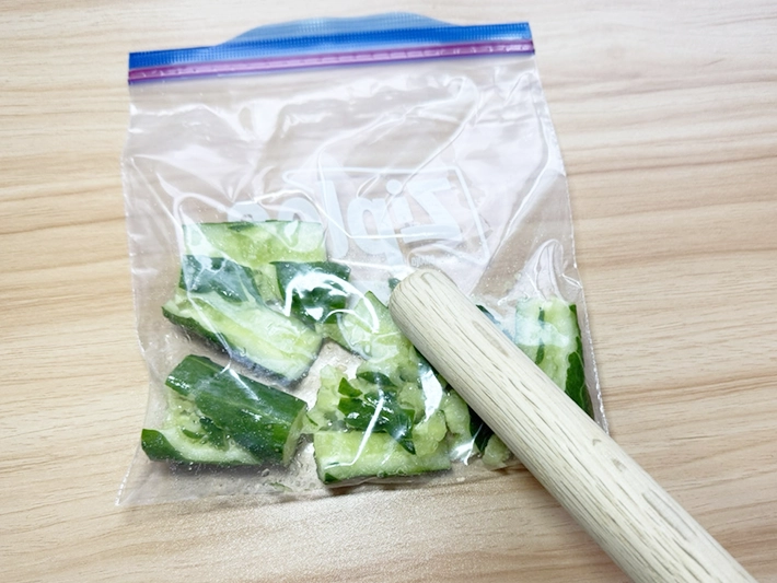 キュウリをつぶす写真（撮影：grapeフード編集部）