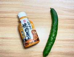 焼き肉のたれとキュウリ（撮影：grapeフード編集部）