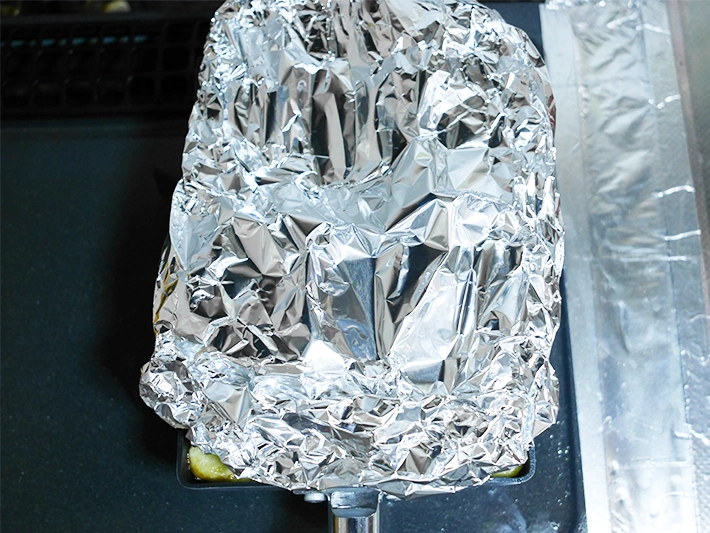 玉子焼き器にアルミホイルをかぶせる（撮影：grapeフード編集部）