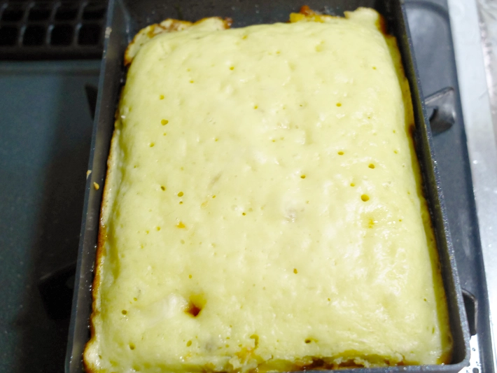 玉子焼き器でバナナケーキを焼く（撮影：grapeフード編集部）