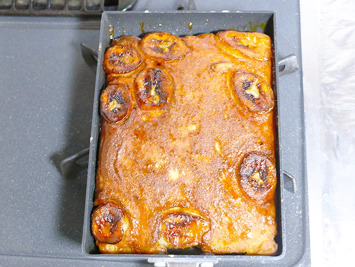 玉子焼き器でバナナケーキを焼く（撮影：grapeフード編集部）