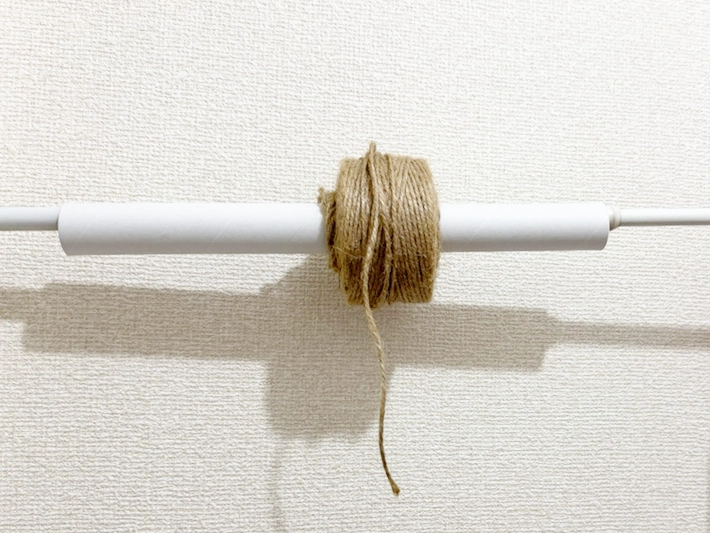 ラップの芯で麻紐ロール（撮影：grapeライフハック編集部）