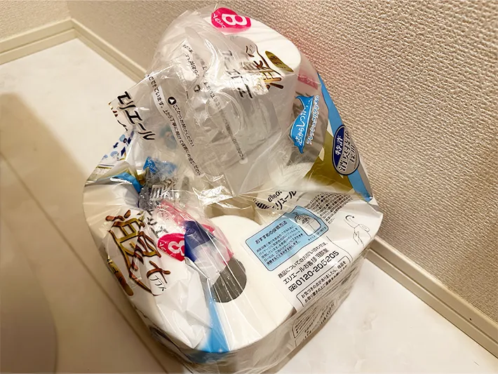 トイレットペーパーを床に直置きしている画像（撮影：grapeライフハック編集部）