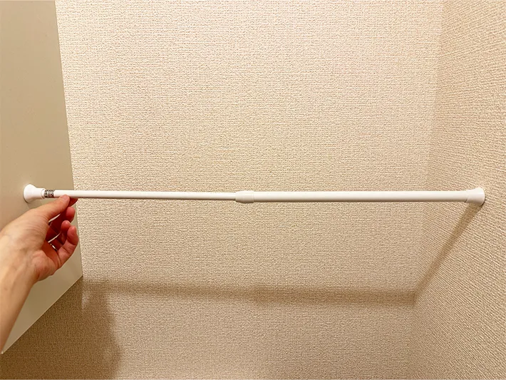 つっぱり棒をトイレに設置している画像（撮影：grapeライフハック編集部）