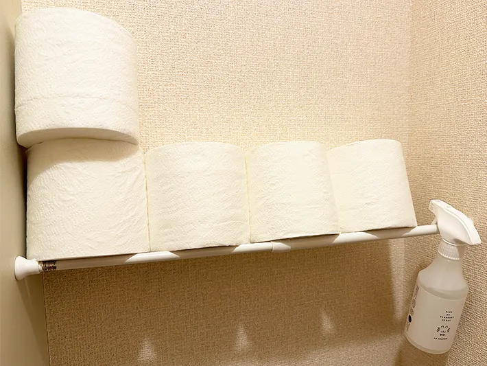 トイレットペーパーがのったつっぱり棒にスプレーをかけた画像（撮影：grapeライフハック編集部）