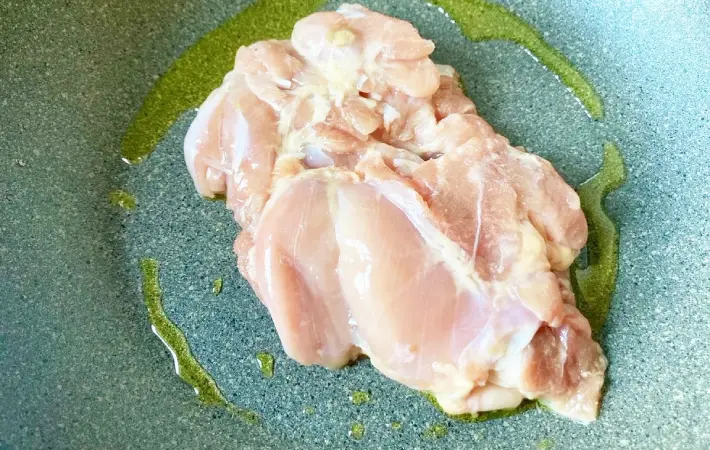 鶏肉を焼いている画像（撮影：エニママ）