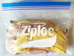 保存袋にバナナの皮ととり肉を入れた場面（撮影：エニママ）